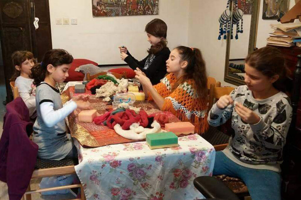ילדים מלבדים בקורס בובת הכח