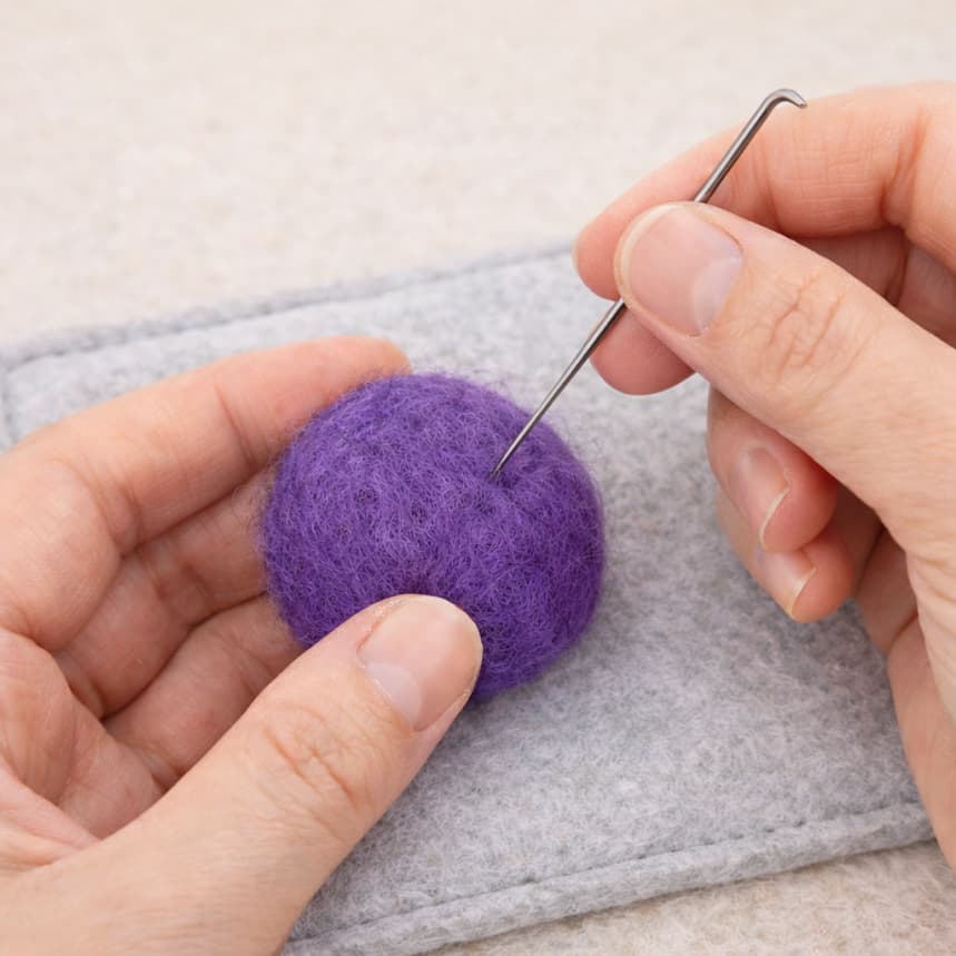 צעדים ראשונים בליבוד-אישה מלבדת כדור מצמר גולמי