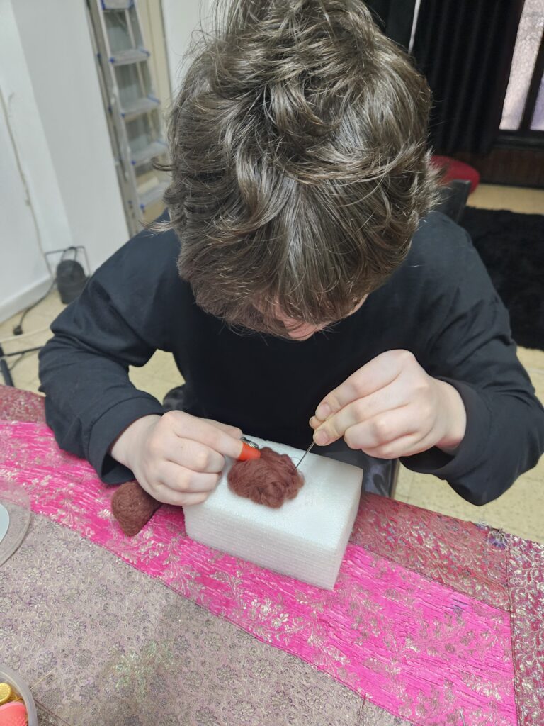 צעדים ראשונים בליבוד-ילד מלבד כדור חום